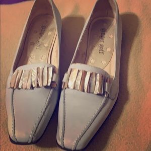 Woman’s classic loader shoe